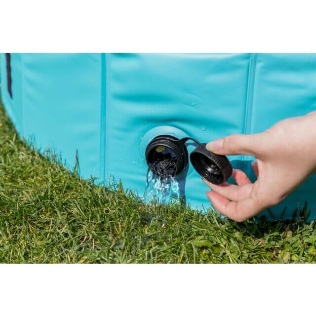 Hand opening drain on Trixie extra large dog pool for easy water release.