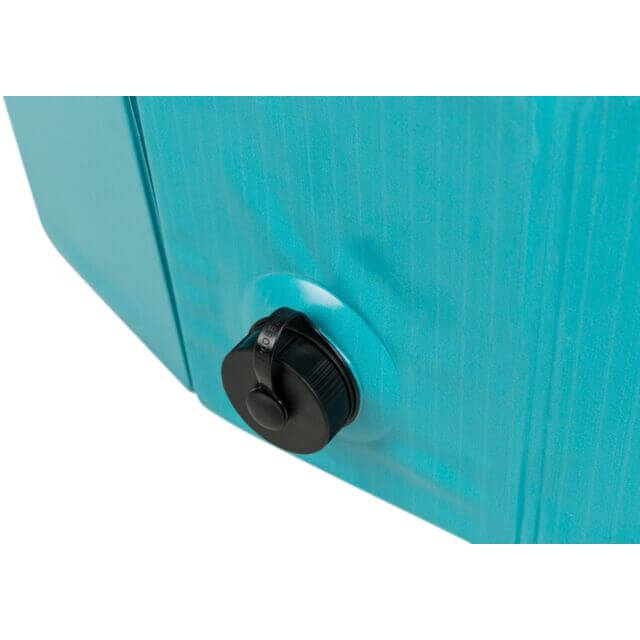 Detalj crnog ventila na Trixie bazenu za pse, idealan za lako pražnjenja tokom leta.