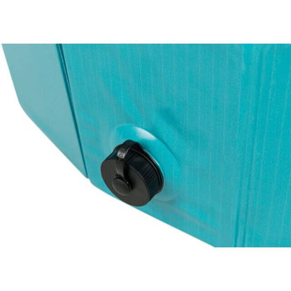 Detalj crnog ventila na Trixie bazenu za pse, idealan za lako pražnjenja tokom leta.